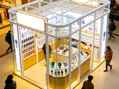 Retail kiosk providing instant screen protector cutting service